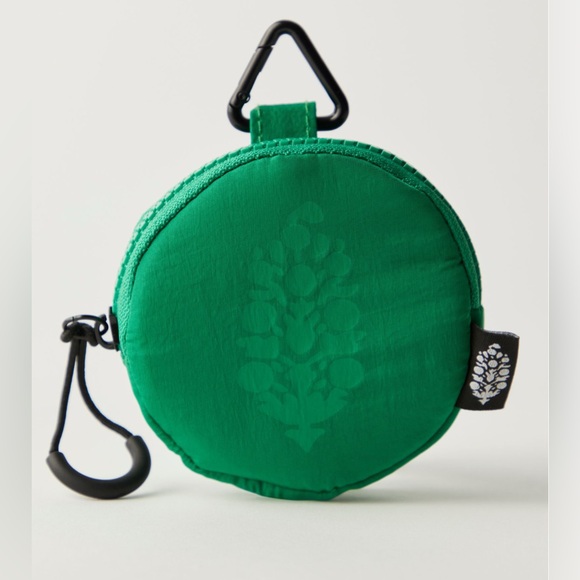 NWT Fp Movement Essentials Only Pouch in color Kelly - Picture 1 of 4